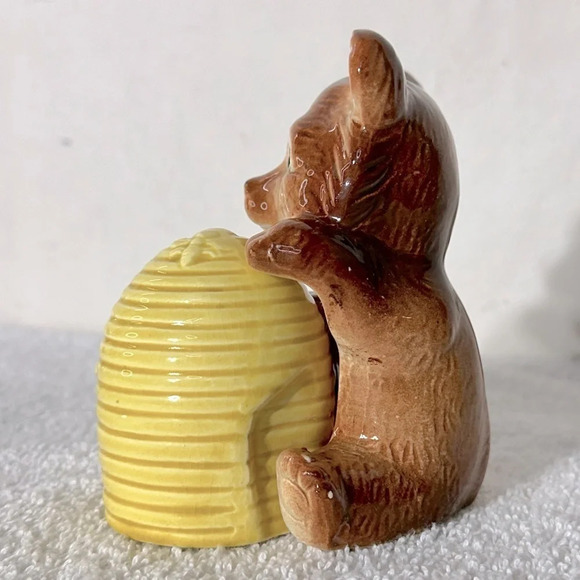 Vintage Japan Ceramic Brown Honey Bear Hugging Bee Hive Salt  & Pepper Shakers - Picture 3 of 13